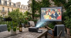Mini vidéoprojecteur portable à moins de 500 euros utilisé en extérieur pour une soirée cinéma dans le jardin.