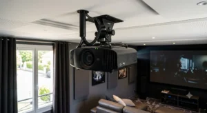 Vidéoprojecteur 4K fixé au plafond à l'aide d'un support orientable dans une salle dédiée.