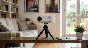 Design compatto di un mini videoproiettore portatile installato su treppiede da tavolo 

