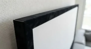 Dettaglio della cornice in velluto nero antiriflesso di uno schermo a cornice fissa